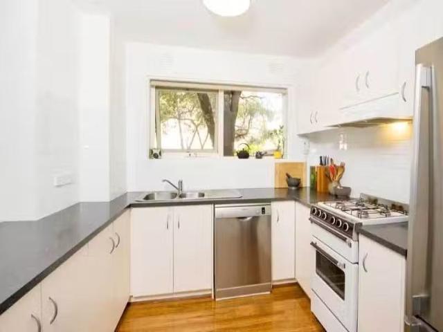 Cozy 20/700 Lygon Street, CARLTON NORTH Apartment for rent Li.