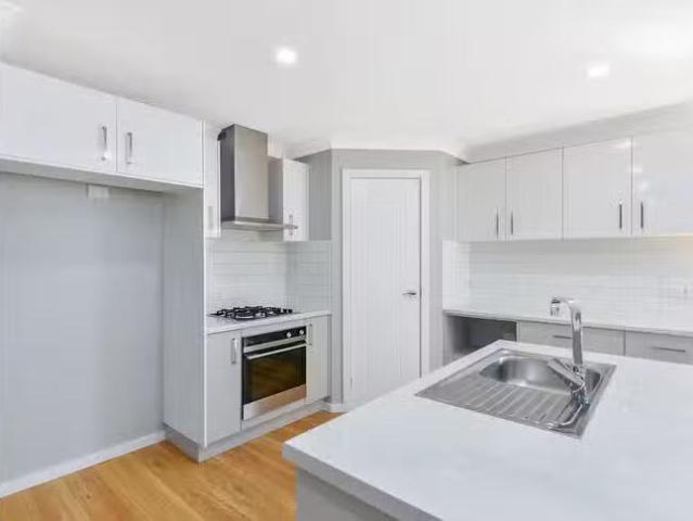 Charming 2/14 Eucalypt Place, South Bowenfels, NSW 2790