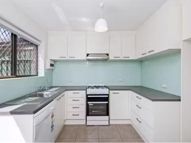 Cheap 2/14 Weller St, Goodwood House for rent Listed by Karly.