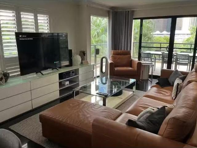 Cheap 215/36 Macdonald Street, Kangaroo Point Apartment for re.