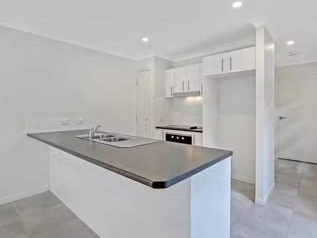 Rental! 2/12 Rodney Street, Wynnum West, QLD 4178