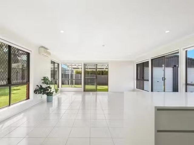 Nice 21 Stumm Street, Kearneys Spring, QLD 4350