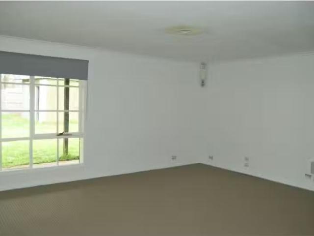 Deal! 22 Coburns Road, Melton South House for rent Listed by.