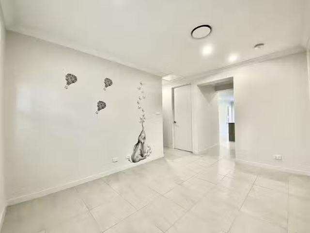 For Rent! 22 Molnar Circuit, ORAN PARK House for rent Listed.