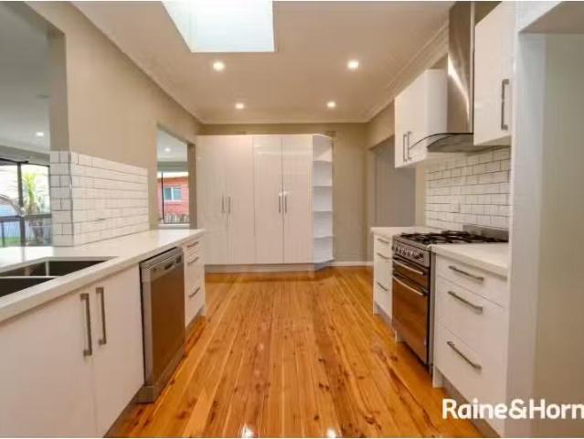 Deal! 22 West Street, WEST BATHURST House for rent Listed by.
