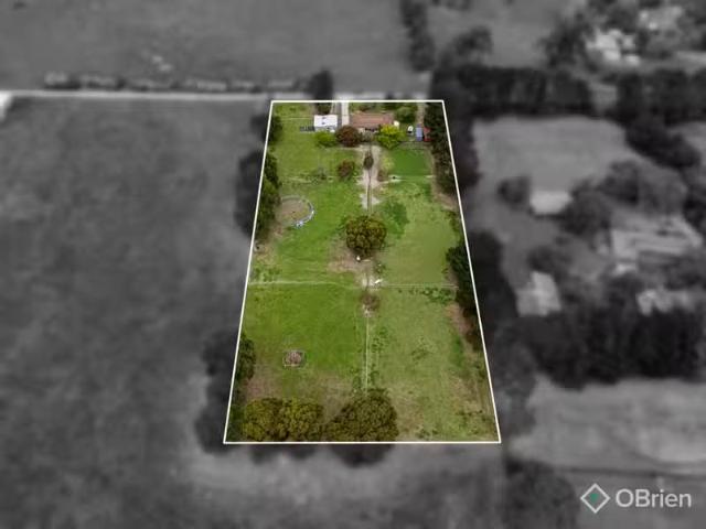 Cozy 22B Fiona Drive, Cranbourne South VIC 3977