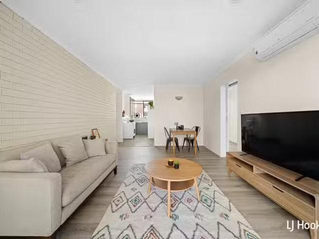Deal! 2/30 Springvale Drive, Hawker, ACT 2614