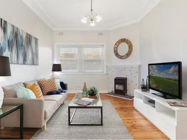Charming 23 Mayfair Crescent, Beverly Hills House for rent Li.