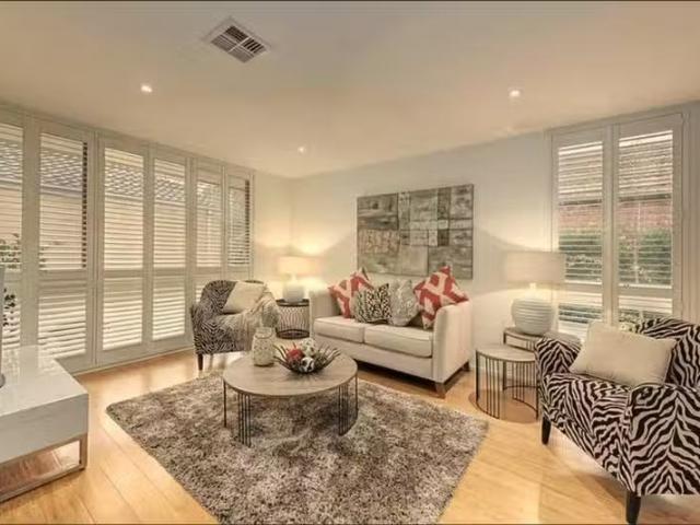 Cozy 2/46 Wattle Valley Road, Canterbury VIC 3126 Unit For L.