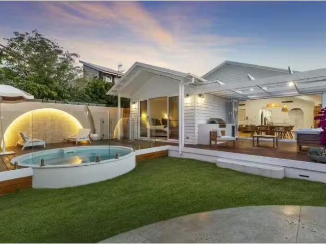 Charming 24 Bondi Road, The Entrance North House for rent Lis.