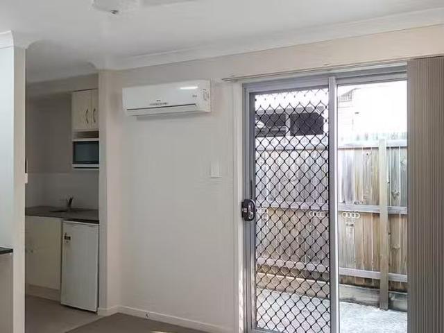 Rental! 2/4 Burchill Street, Loganlea, QLD 4131