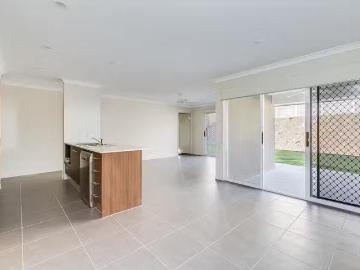 Just in! 26 Sunwood Crescent, Maudsland, QLD 4210