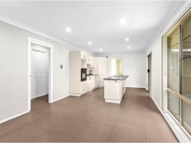 Charming 27 Denham Drive, Horsley House for rent Listed by Mm.