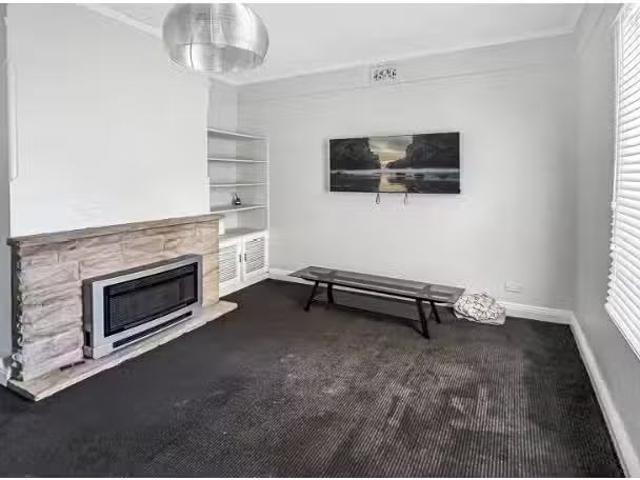 New 27 Laurence Street, Lithgow House for rent Listed by Varu.