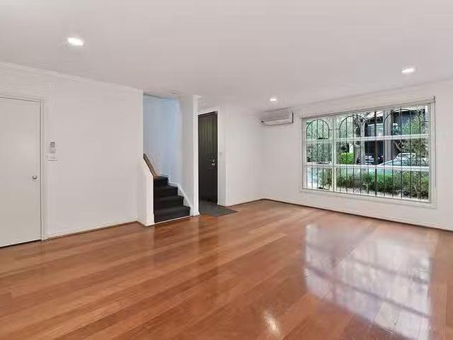 Cozy 27 Newton Street, Kensington, VIC 3031