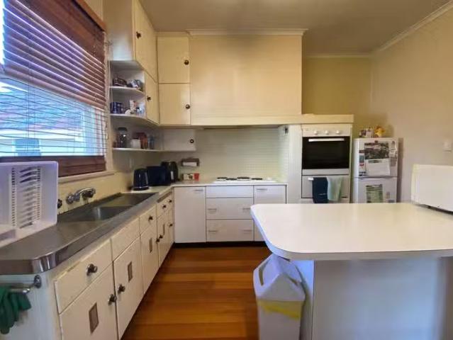 Charming 27 Shannon Avenue, Hamlyn Heights, VIC 3215 House f.