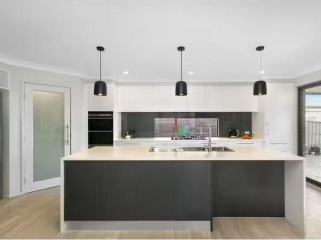 For Rent! 27 Skyhawk Avenue, Hamlyn Terrace House for rent Li.