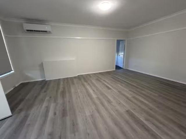 Unique 28 Susanne Street, TAMWORTH House for rent Listed by W.