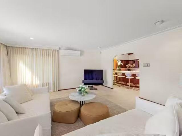 Deal! 29 Allambi Avenue, Broadbeach Waters, QLD 4218