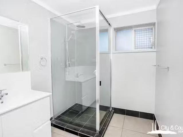 Nice 29 Deighton Street, Mornington, QLD 4825