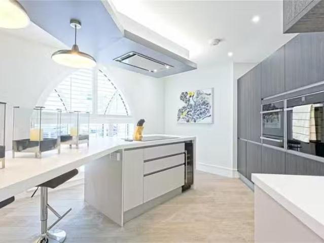 Cozy 2 BA 4 bedroom apartment for rent in William Street, Leam.