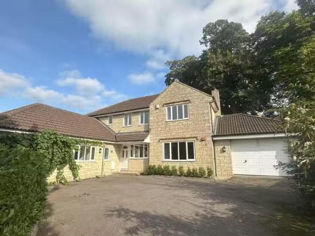 Deal! 2 BA 4 bedroom detached house for rent in Wellesley Gree.
