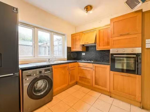 Nice 2 BA 4 bedroom end of terrace house for rent in Chingford.