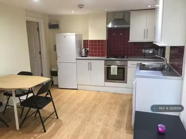 Cozy 2 BA 4 bedroom flat for rent in Ashgrove, Bradford, BD7