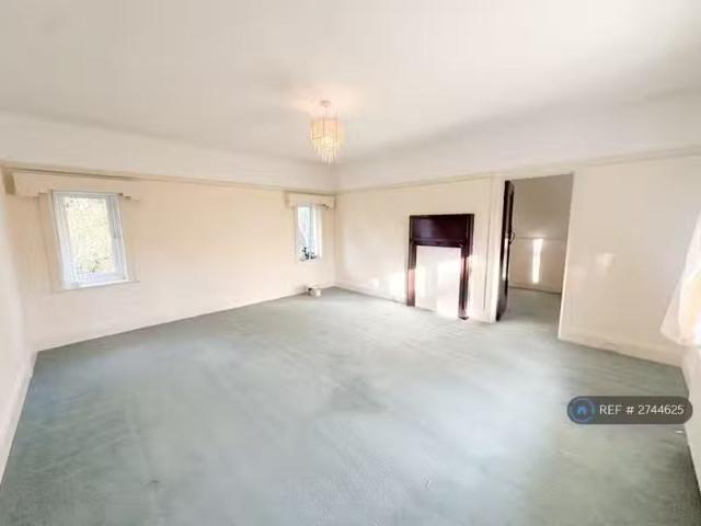 Unique 2 BA 4 bedroom flat for rent in East Avenue, Bournemout.