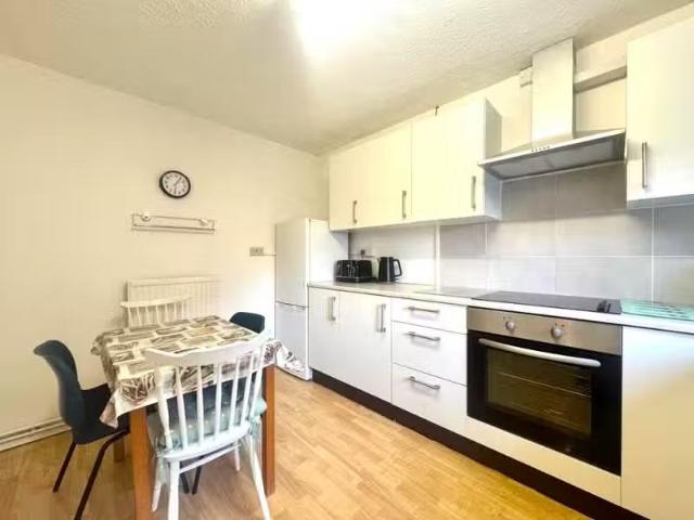 Nice 2 BA 4 bedroom house share for rent in Ancress Close, Can.