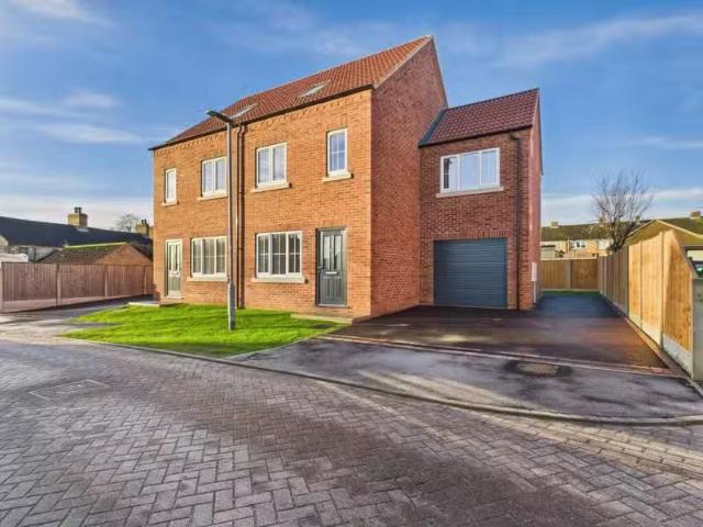 Unique 2 BA 4 bedroom semi detached house for rent in Saffre C.
