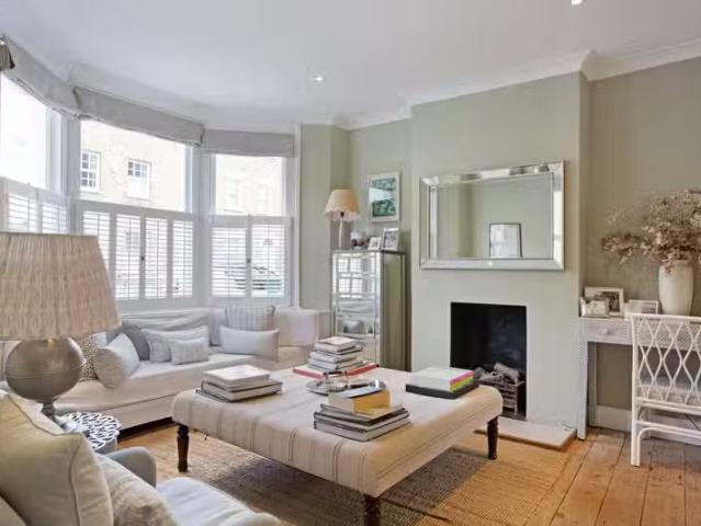 Cozy 2 BA 4 bedroom property to let in St Dionis Road, London.