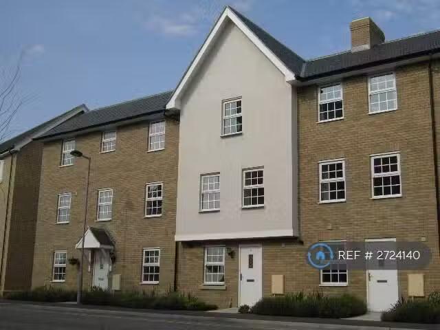 New 2 BA 4 bedroom terraced house for rent in Dove House Meado.