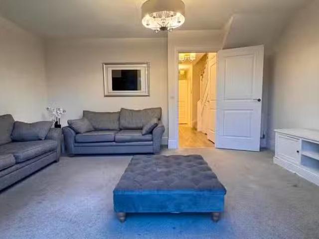 For Rent! 2 BA 4 bedroom terraced house for rent in Emmeline A.