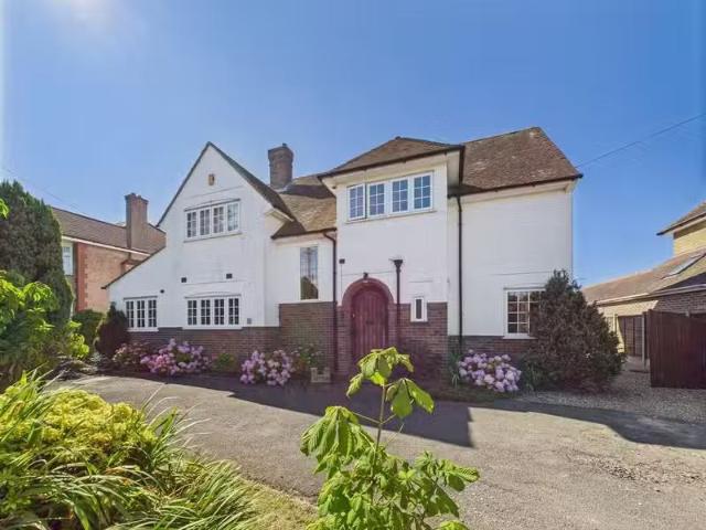 Just in! 2 BA 5 bedroom detached house for rent in Bulkington.