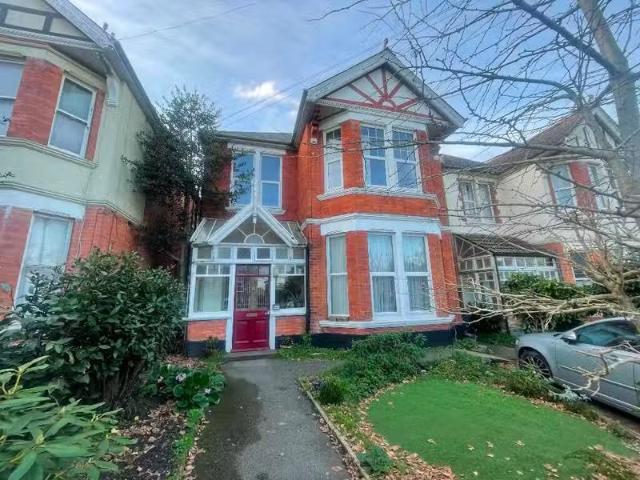 For Rent! 2 BA 5 bedroom maisonette for rent in Southbourne Ro.