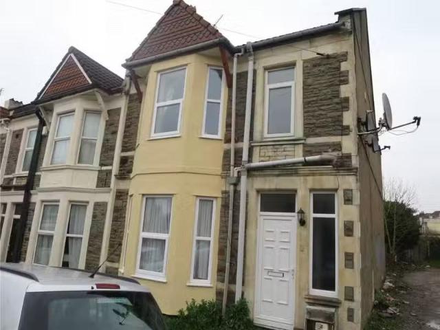 Charming 2 BA 5 bedroom semi detached house for rent in Hinton.
