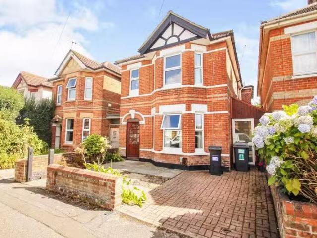 Just in! 2 BA 6 bedroom detached house for rent in Winton, Bou.