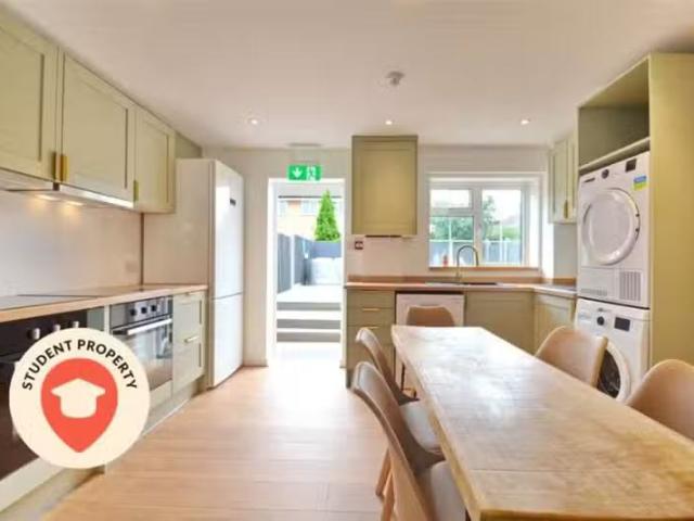 Deal! 2 BA 6 bedroom semi detached house for rent in Homeleaze.
