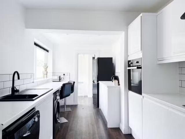 Nice 2 BA 1 bedroom house share for rent in Lowlis Close, Bris.