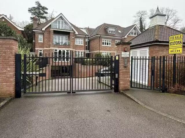 Just in! 2 BA 1 bedroom penthouse for rent in Georges Wood Roa.