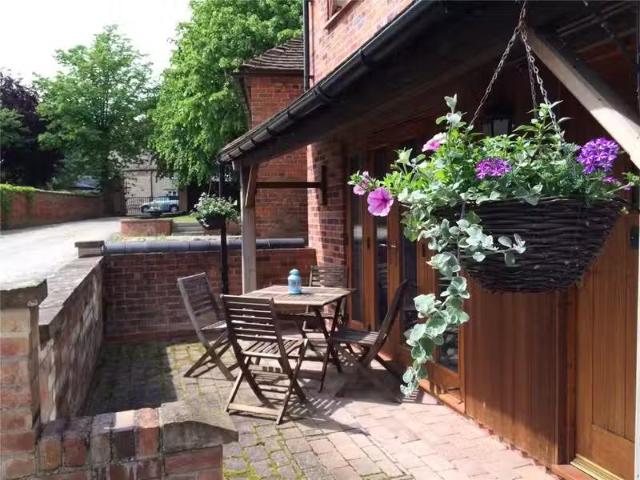 Rental! 2 BA 2 bedroom cottage for rent in Manor Lane, Kineton.