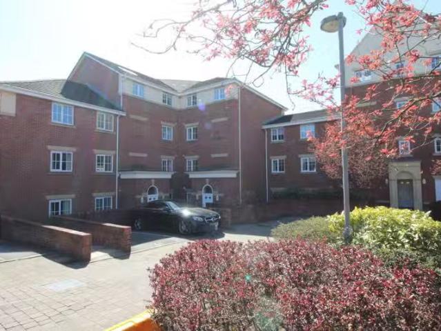 Cheap 2 BA 2 bedroom apartment for rent in Derby Court, Bury.