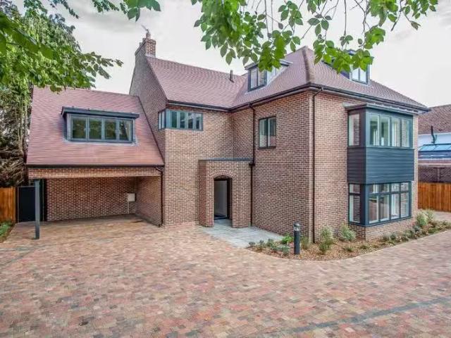 Rental! 2 BA 2 bedroom apartment for rent in Hills Court, Hill.