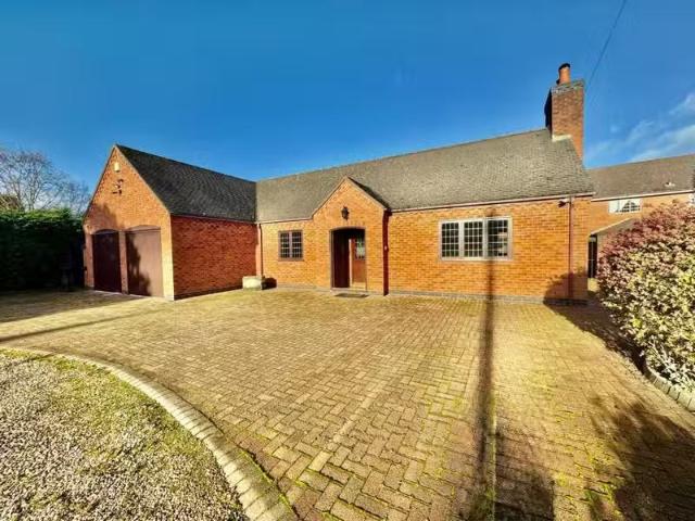 Nice 2 BA 2 bedroom detached bungalow for rent in Manor Road.
