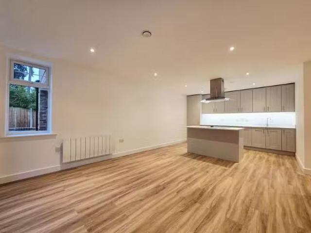 Deal! 2 BA 2 bedroom flat for rent in Welcomes Road, Kenley, CR8