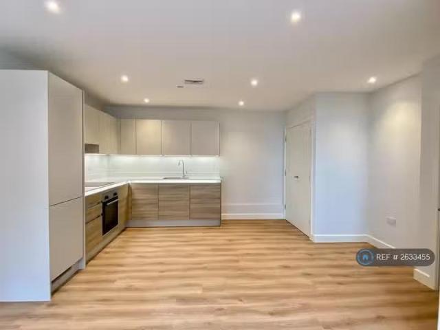 Cheap 2 BA 2 bedroom flat for rent in Christchurch Road, Bourn.