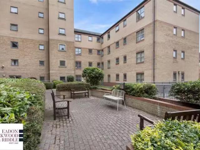 Deal! 2 BA 2 bedroom flat for rent in Kentmere Drive, Doncaste.