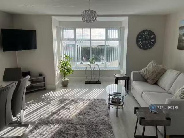 Cozy 2 BA 2 bedroom flat for rent in Kings Parade, Holland On.