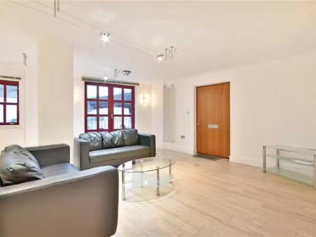Cozy 2 BA 2 bedroom flat for rent in Quaker Street, Shoreditch.